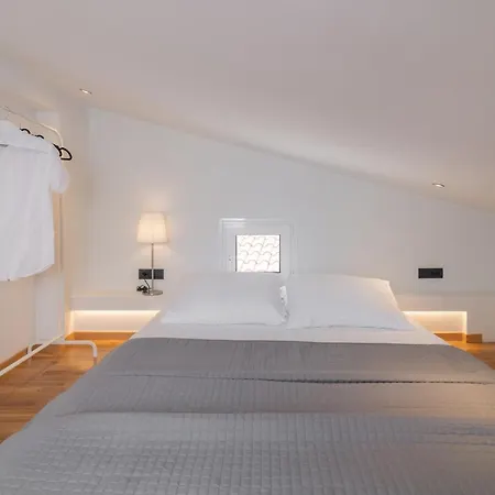 Lägenhet Minimal Loft With Sea View Over Harbor!