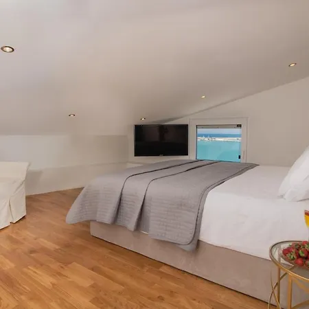 Minimal Loft With Sea View Over Harbor! Lägenhet *