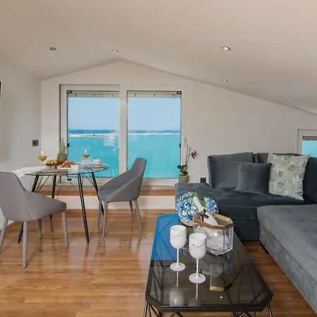 Lägenhet Minimal Loft With Sea View Over Harbor! *