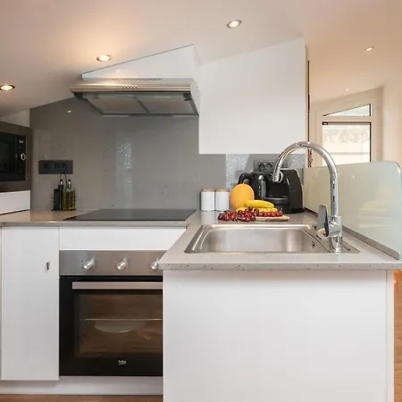 Minimal Loft With Sea View Over Harbor! 公寓 扎金索斯镇