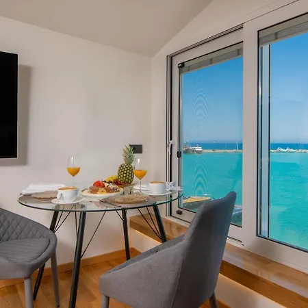Appartement Minimal Loft With Sea View Over Harbor!